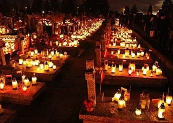 Kiedy zrozumieli co jest w grobie, zmroziło ich. Wstrząsające odkrycie na polskim cmentarzu