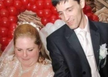 Cały internet śmieje się z dekoltu tej panny młodej. Tylko spójrz i zrozumiesz dlaczego…