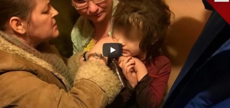 Usłyszeli płacz dziecka, gdy otworzyli zamarli. To co zrobili dziewczynce przeraża [WIDEO]