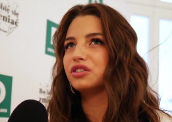 Zdjęcie w kostiumie kąpielowym projektu Ewy Chodakowskiej. Julia Wieniawa zaprezentowała idealną formę pozując na plaży w bikini.