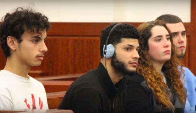 Makabryczny koszmar 16-latki. Gwałcili ją, torturowali i więzili. Gdy policja weszła do piwnicy zobaczyła obok niej torebkę świąteczną a w niej…