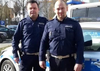 Zatrzymali samochód. Kierowca i pasażerka płakali. Policjanci spojrzeli na tylne siedzenie…