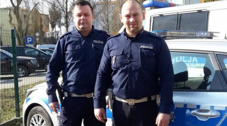 Zatrzymali samochód. Kierowca i pasażerka płakali. Policjanci spojrzeli na tylne siedzenie…