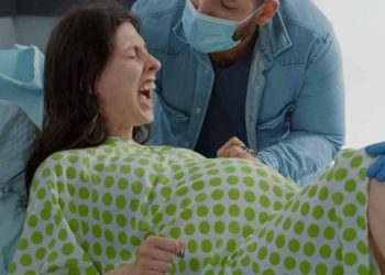 Podczas porodu żona dowiedziała się o zdradzie męża. Jego kochanka rodziła obok. Położna nagrała dantejskie sceny (wideo)