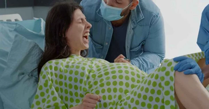 Podczas porodu żona dowiedziała się o zdradzie męża. Jego kochanka rodziła obok. Położna nagrała dantejskie sceny (wideo)