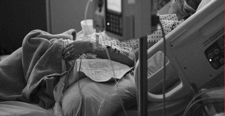 Głupi żart który skończył się tragedią. Przybiła piątkę i trafiła do szpitala