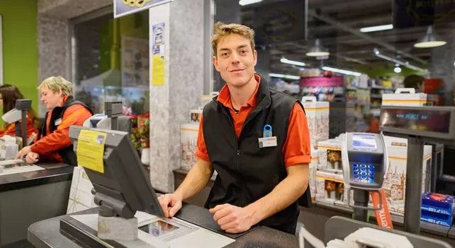 Pracował w Tesco na kasie. Jeden pomysł zrobił z niego milionera!