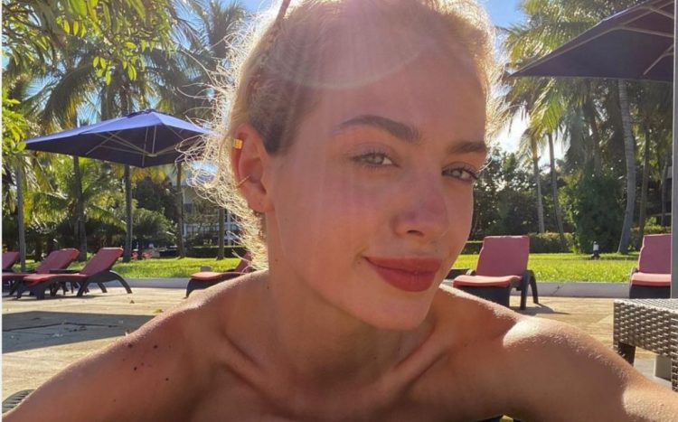 Gąsiewska pręży się na desce. Tak skąpo jeszcze nie było. Gorące zdjęcia