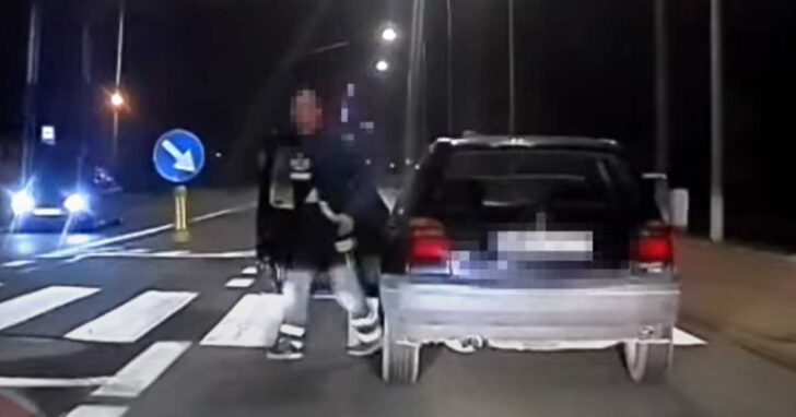 Agresywny kierowca najpierw wymusił pierwszeństwo na kobiecie, a następnie usiłował ją zaatakować. Chwilę później zginął.