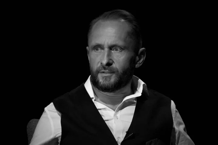 Kamil Durczok nie żyje: ta wiadomość zelektryzowała całą Polskę, ujawniono przyczyny śmierci słynnego dziennikarza. Co się stało?