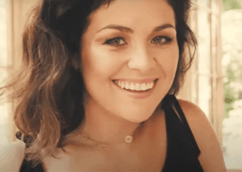 Katarzyna Cichopek w serwisie społecznościowym Instagram umieściła zdjęcia, na których odsłoniła dekolt przez, co uwydatniła piersi, co na to jej mąż Marcin Hakiel?