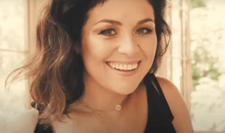 Katarzyna Cichopek w serwisie społecznościowym Instagram umieściła zdjęcia, na których odsłoniła dekolt przez, co uwydatniła piersi, co na to jej mąż Marcin Hakiel?