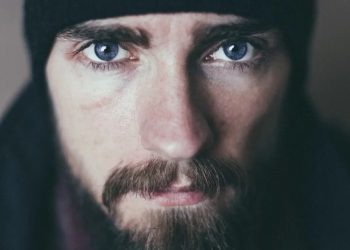 Bronił siebie i rodziny raniąc napastnika. Teraz może pójść siedzieć.   Zobacz szokujące argumenty sądu!