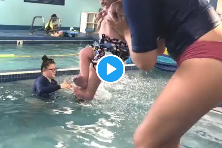 Ludzie byli w szoku gdy zobaczyli co zrobiła z niemowlęciem! Wstrząsające wideo