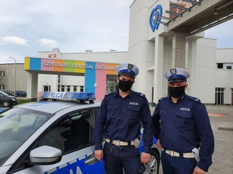 Policjanci zatrzymali pędzący samochód, gdy zajrzeli do środka wszystko stało się jasne. Wstrząsające zdarzenie