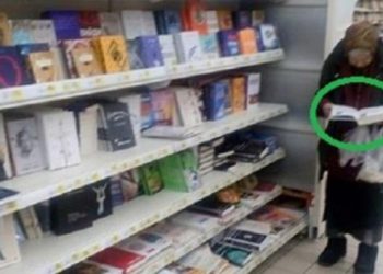 W jednym ze sklepów Auchan pewna staruszka została przyłapana na tym, że czyta książki po kryjomu w sklepie. Poruszająca historia