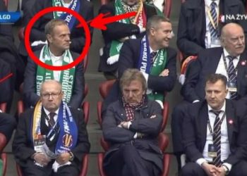 W taki sposób kibice przywitali Tuska w Polsce. Jego reakcja? – BEZCENNA! To trzeba zobaczyć (wideo)