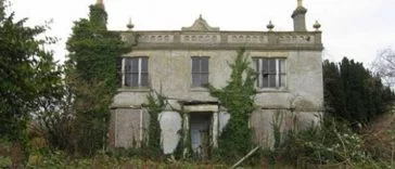 Znalazł opuszczony pałac, gdy zajrzał do środka nie mógł uwierzyć własnym oczom! (Wideo)