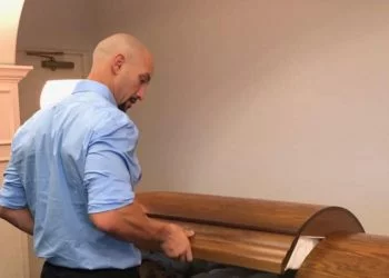 Pokazał zdjęcie martwej żony i córki. Chciał żeby wszyscy zobaczyli. Powód przeraża