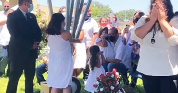 Nagle podczas pogrzebu stało się coś, czego nikt nie potrafi wyjaśnić. To nagranie obiega świat