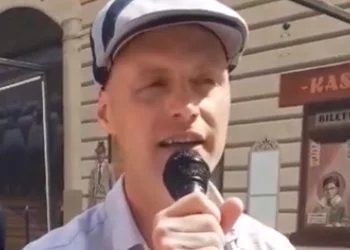 Syn Krawczyka zaczął śpiewać na ulicy piosenki ojca. Ludzie przystawali jak wryci