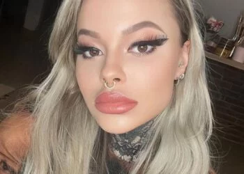 Monika Miller, wnuczka byłego premiera Leszka Millera pokazała stare zdjęcie, na którym jest bez tatuaży, kolczyków oraz makijażu