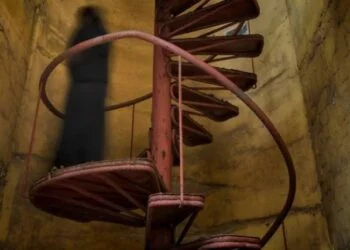 Nawet pilnujący ochroniarze boją się tam wejść. “Weszliśmy i stało się coś dziwnego, moja noga tam nie postanie!”