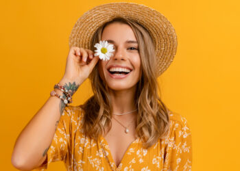 Jaka biżuteria do sukienki w kwiaty?