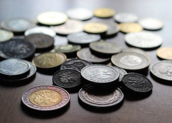 Spójrzmy na możliwości kalkulatora finansowego w 2024 roku jeszcze bliżej, abyś również mógł wykorzystać jego potencjał w swoich codziennych wyzwaniach związanych z korzystaniem z produktów bankowych. ​Czym jest kalkulator finansowy? Wyjaśniając czym są dokładnie kalkulatory finansowe – najprościej powiedzieć, że są to narzędzia w formie programu, urządzenia lub aplikacji, dzięki którym każdy z nasz może z większą łatwością podejmować różnego rodzaju decyzje finansowe. ​Do jakich obliczeń warto skorzystać z kalkulatora finansowego? Zwroty z inwestycji, wysokość rat kredytów (zmienne, stałe), poziom wynagrodzeń, odsetki od oszczędności. To właśnie w kalkulatorze finansowym znajdziesz wszystkie niezbędne dane dotyczące określonych produktów finansowych, które to pomogą Ci dokonać obliczeń ważnych dla Twoich decyzji związanych z budżetem, co byłoby dużo trudniejsze do wykonania w tradycyjny sposób. Ważną informacją jest również to, że na rynku można znaleźć zarówno darmowe, jak i płatne wersje kalkulatorów finansowych – przy czym te drugie zwykle są bogate w dużo więcej funkcji. ​Jak działają kalkulatory finansowe online? Choć kalkulatory finansowe mogą na pierwszy rzut oka wydawać się dość skomplikowanym narzędziem – prawda jest taka, że są bardzo podobne do tego, jak działa klasyczny kalkulator. Wpisując konkretne wartości i wciskając interesującą Cię funkcję – możesz oczekiwać, że po kilku sekundach dostaniesz wyniki, których szukasz. Warto jednak zapoznać się z różnymi znakami i wartościami, które tam znajdziesz – aby móc taki kalkulator finansowy online jak najlepiej wykorzystać. Najlepiej o działaniu kalkulatora finansowego możesz się przekonać bezpośrednio z niego korzystając. Sprawdź kalkulatory dostępne na stronie https://www.totalmoney.pl/kalkulatory i wykonaj przykładowe obliczenia interesujących Cię danych, aby lepiej zaznajomić się z możliwościami takich urządzeń. ​Kiedy warto skorzystać z kalkulatora finansowego? Kalkulatory finansowe pozwalają na liczne, bardzo przydatne obliczenia. Dzięki nim możesz dowiedzieć się więcej na temat swojej zdolności kredytowej i poznać szczegóły dotyczące rat interesującego Cię kredytu gotówkowego. Lepiej zrozumiesz też RRSO kredytu gotówkowego. W odniesieniu do kredytu hipoteczneg kalkulator finansowy będzie pomocą w odniesieniu do obliczenia rat i RRSO kredytu hipotecznego. Sięgnij po to narzędzie także wtedy, gdy szukasz szybkiego sposobu na obliczenie rat kredytu samochodowego oraz rat kredytu konsolidacyjnego. Algorytmy odpowiednio dopasowanych kalkulatorów finansowych będą też dużą pomocą w odniesieniu do obliczenia: lokat, odsetek, wysokości pensji. Skorzystaj z możliwości kalkulatora finansowego także przy okazji dążenia do regularnego oszczędzania. Może okazać się bardzo pomocnym narzędziem. ​Zalety kalkulatorów finansowych Patrząc na dostępne w sieci, czy też aplikacjach kalkulatory finansowe – nie sposób oderwać oczu od licznych zalet, które wnoszą do naszego życia. Właściwie każdy z nas może znaleźć swoje ulubione korzyści używania kalkulatora finansowego. W tym miejscu wymienimy kilka najważniejszych, które pojawiają się często w odpowiedziach osób korzystających z tego narzędzia. Oszczędność czasu to największa zaleta. Oczywiście każdy z nas mógłby dokonać tych karkołomnych obliczeń, czy też wykonać research najciekawszych ofert (w zależności od tego, o jakim kalkulatorze mowa) – pomyślmy jednak przez chwilę o tym, jak wiele czasu i pracy by to kosztowało! Dzięki kalkulatorom finansowym masz czas na spokojne podjęcie decyzji finansowej. Nie musisz też martwić się o jakiekolwiek zobowiązania, bo te zwyczajnie nie istnieją. Wystarczy, że skorzystasz z kalkulatora finansowego, aby znaleźć odpowiedzi na nurtujące Cię pytania i poprawić stan swojego budżetu zgodnie, z tym co sugeruje właśnie to narzędzie online. ​Na co zwrócić uwagę korzystając z kalkulatora finansowego? Mimo tego, jak wielką stanowią pomoc – trzeba pamiętać, że kalkulatory finansowe dają Ci dostęp do symulacji o orientacyjnym charakterze. Owszem - wyliczenia finansowe, które uzyskasz są miarodajne i odbywają się na podstawie aktualnych danych, nie stanowią jednak oferty samej w sobie. Z tego powodu należy traktować kalkulator finansowy wyłącznie jako pomoc w decyzji, a nie ostateczny bodziec do kierowania swoimi finansami. To zbyt indywidualny i wieloczynnikowy obszar życia każdego z nas, by sprowadzać decyzje finansowe wyłącznie do danych pozyskanych przez kalkulator. Dlatego ostatecznie zawsze warto zdecydować się na bezpośredni kontakt z doradcą kredytowym i pełne spojrzenie na obraz swoich finansów. Najważniejsze, by z kalkulatora finansowego mądrze i odpowiedzialnie korzystać.