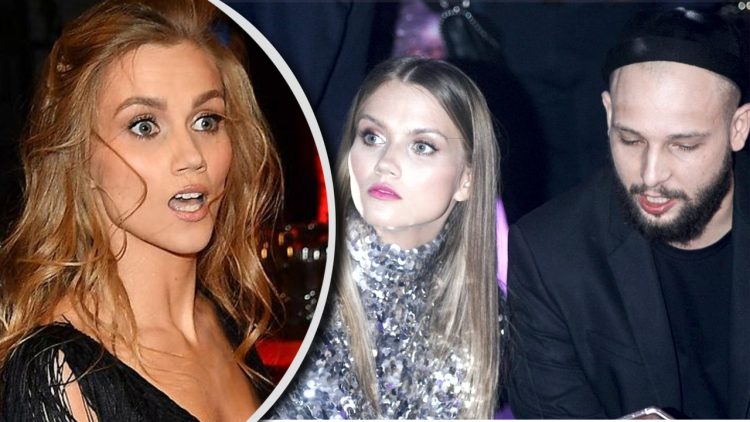 Agnieszka Kaczorowska jest na ustach wszystkich po ostatnich doniesieniach mediów. Fani znanej tancerki i aktorki, są w szoku po pojawieniu się w mediach doniesień o jej rzekomym rozstaniu z mężem, Maciejem Pelą. Para, która wzięła ślub w 2018 roku, doczekała się dwóch córeczek i do tej pory uchodziła za bardzo zgrane małżeństwo. Czytaj też: Imane Khelif zdyskwalifikowana i bez medalu? To wszystko były kłamstwa Jednak ostatnie informacje, które opublikował portal ShowNews, sugerują, że w związku tancerzy od dłuższego czasu nie jest najlepiej. Agnieszka Kaczorowska prosi o ciszę Na początku października pojawiły się plotki, jakoby Agnieszka Kaczorowska i Maciej Pela przechodzili poważny kryzys. Para jednak długo milczała na ten temat, co tylko podsycało spekulacje. Niedawno Agnieszka postanowiła zabrać głos, udzielając wywiadu w programie „Mówię wam”, prowadzonym przez Mateusza Hładkiego. W swojej wypowiedzi Kaczorowska poprosiła o respektowanie jej prywatności. – „Są takie sprawy w życiu i takie chwile, które wymagają ciszy. I to jest ten czas, który wymaga ciszy. Ja o tę ciszę po prostu proszę” – powiedziała tancerka. – „Apeluję o ciszę, bo jak każdy człowiek mam prawo do tej ciszy. Dalej też jestem człowiekiem, nie jestem tylko marką osobistą, nie jestem tylko osobą znaną i publiczną” – dodała, wyraźnie emocjonalnie podchodząc do sytuacji. W dalszej części rozmowy, gdy przypomniano fragment programu, w którym Agnieszka opowiadała o wsparciu ze strony męża, wzruszenie wzięło górę i tancerce zeszkliły się oczy. Co mogło być przyczyną kryzysu? Agnieszka Kaczorowska prosi o ciszę Według ustaleń portalu ShowNews, kryzys w związku Agnieszki i Macieja miał się rozwijać od września. Informator serwisu zasugerował, że na ich relację mogły wpłynąć częste wyjazdy i zobowiązania zawodowe obojga. Kaczorowska aktywnie działa w branży tanecznej, często uczestnicząc w nagraniach i treningach, co mogło ograniczać czas spędzany wspólnie z mężem. Nieoficjalnie mówi się również o możliwości pojawienia się „innych osób” w życiu pary. – „Ona nagrywała gorące filmiki dla swojego studia z Michałem Bartkiewiczem, tym z ‘Tańca z Gwiazdami’. Dziwiłam się, że Maciej nie jest zazdrosny, bo spotykali się nawet poza parkietem” – mówi źródło ShowNews. Zobacz także: To już pewne – plotki o Szpaku właśnie się potwierdziły. Sam to potwierdził Sugerowane są również plotki dotyczące dźwiękowca, z którym Kaczorowska miała spędzać dużo czasu, choć te informacje nie zostały potwierdzone. Z drugiej strony, pojawiają się też spekulacje na temat Macieja Peli, który miał się zbliżyć do sąsiadki. – „Oni nie chcą na ten moment się zwierzać ze swoich problemów” – dodał informator. Czy plotki się potwierdzą? Oboje, Agnieszka Kaczorowska i Maciej Pela, do tej pory nie wydali oficjalnego oświadczenia w sprawie swojego małżeństwa. Fani z niecierpliwością oczekują na więcej informacji, jednak na razie para stawia na prywatność i unika publicznych komentarzy. Niezależnie od tego, czy te plotki mają podstawy, czy nie, Agnieszka jasno podkreśla, że pragnie spokoju i przestrzeni do przemyśleń. Czas pokaże, czy faktycznie doszło do kryzysu w małżeństwie, czy może to jedynie chwilowe problemy związane z napiętym grafikiem zawodowym. Doniesienia o rozstaniu Agnieszki Kaczorowskiej i Macieja Peli obiegły media i wywołały poruszenie wśród fanów. Choć tancerka prosi o ciszę i respektowanie prywatności, spekulacje na temat problemów w związku nie cichną. Na chwilę obecną nie wiadomo, czy informacje o kryzysie są prawdziwe, jednak zarówno Agnieszka, jak i Maciej wyraźnie unikają publicznego komentowania swojego życia prywatnego.