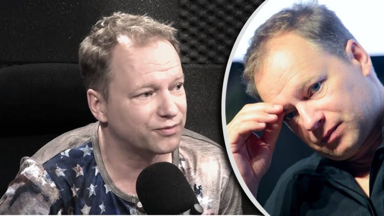 Maciej Stuhr – syn aktora, również znany artysta – wciąż zmaga się z trudnościami związanymi z odejściem ojca. Przeżywa ciężkie chwile