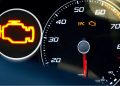 Zapalenie się kontrolki "check engine" na desce rozdzielczej auta może wywołać dreszcze u każdego kierowcy. Jak go skasować samodzielnie?