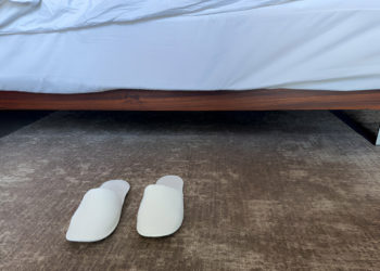 Hotelowe kapcie jako element budowania luksusowego doświadczenia