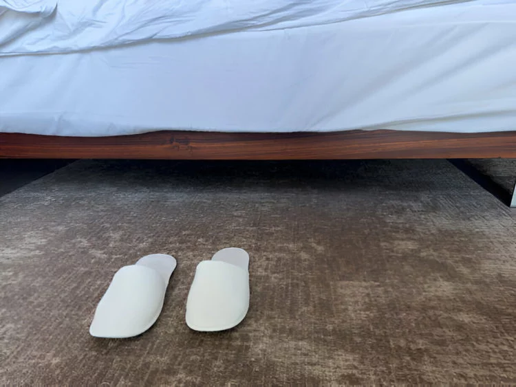 Hotelowe kapcie jako element budowania luksusowego doświadczenia