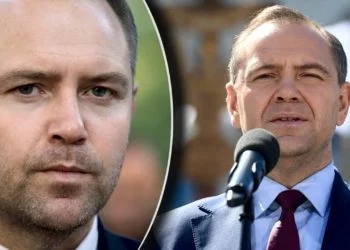 Styczeń 2026 roku przynosi wyraźne zaostrzenie konfliktów na szczytach władzy. Z jednej strony otwarty bojkot prezydenckiej inicjatywy przez część obozu rządzącego, z drugiej – narastające napięcia wewnątrz koalicji, które mogą zagrozić jej parlamentarnej większości. W tle pojawiają się oskarżenia o destrukcyjne weta, grę wizerunkową i polityczny paraliż.